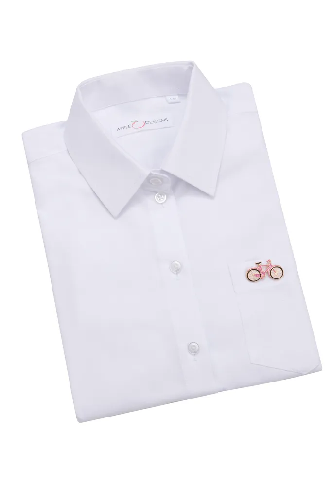 חולצה לבנה עם סיכה נשלפת