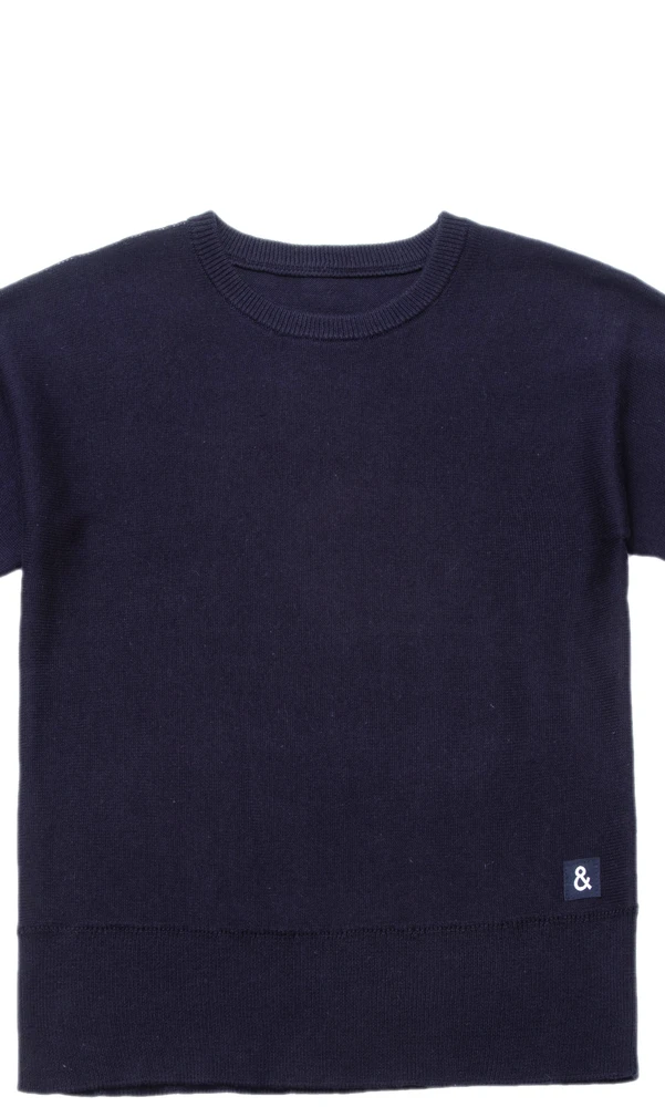 סריג כחול עם פס לבן בשרוול