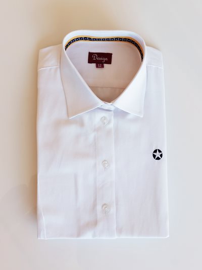 חולצה מכופתרת בצבע לבן