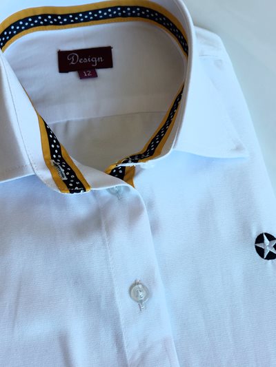 חולצה מכופתרת בצבע לבן