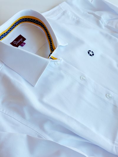 חולצה מכופתרת בצבע לבן