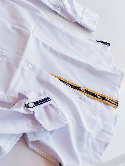 חולצה מכופתרת בצבע לבן