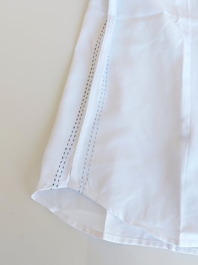 חולצה מכופתרת לילדה בצבע לבן