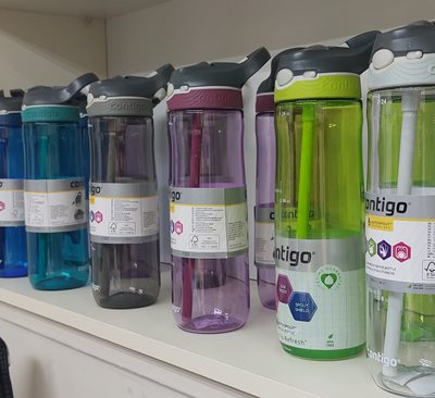 בקבוק קונטיגו עם קש.