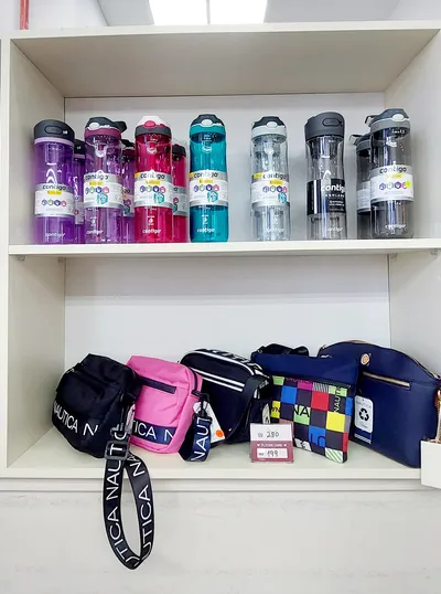 בקבוק קונטיגו עם קש.