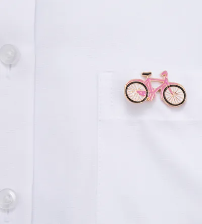 חולצה לבנה עם סיכה נשלפת