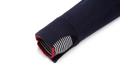 סריג כחול עם רקמה