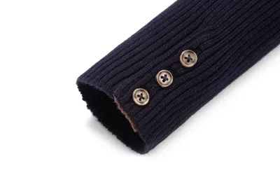 סריג ריב בצבע כחול עם כפתורים בשרוול