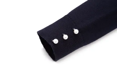 סריג כחול עם כפתורי פנינה