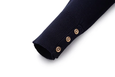 סריג כחול עם רקמת סיכה וכפתורי זהב בשרוול