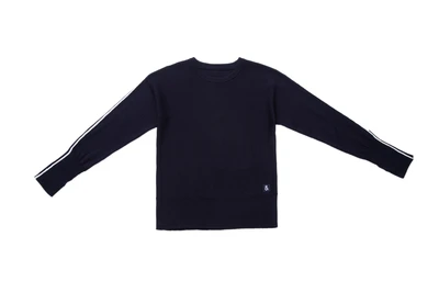 סריג כחול עם פס לבן בשרוול