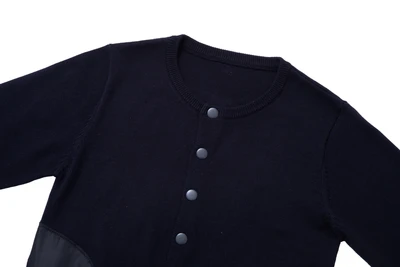 סריג כחול עם לחצנים וכיסים