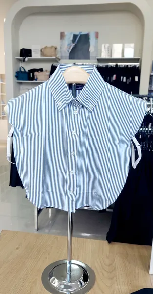 צווארון פסים תכלת לבן עם כפתורים בצווארון