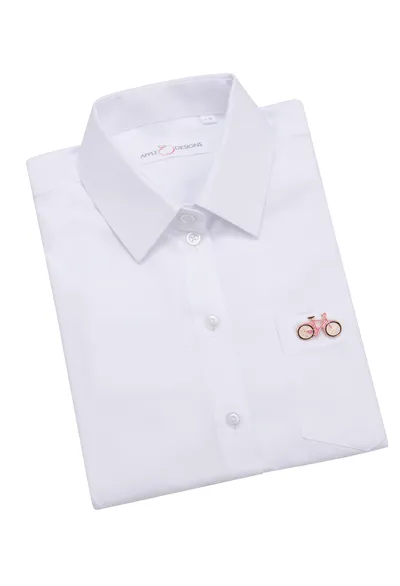 חולצה לבנה עם סיכה נשלפת