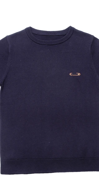 סריג כחול עם רקמת סיכה וכפתורי זהב בשרוול