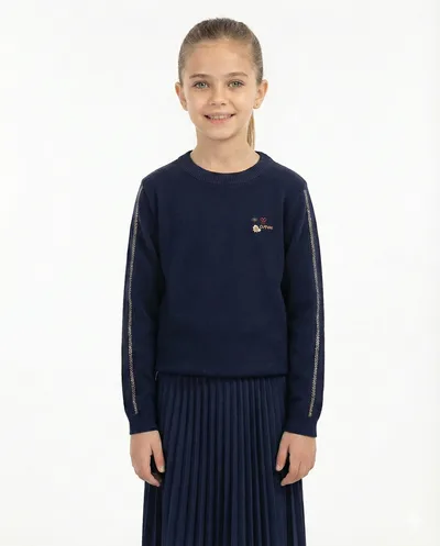 סריג כחול עם רקמה WINTER ותפר פלאטלוק בשרוול